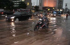 Tips: Cara Aman Berkendara Di Atas Genangan Air Hujan Jakarta
